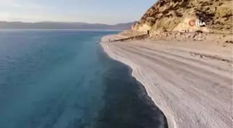 Son dakika haber! - Su seviyesi azalan Salda Gölü'nde küçük adacıklar oluştu- Salda Gölü'nün su seviyesi yaklaşık 30 metre çekildi- Kuraklık Salda Gölü'nü de etkiledi-...