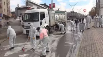 Cadde ve sokaklar korona virüse karşı köpükle yıkandı