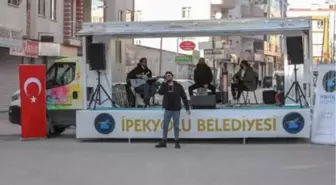 Van'da evde kalanlara sokakta moral konseri