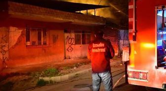 Yanan evdeki yaşlı adamı, mahallenin gençleri kurtardı