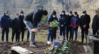 Abdullah Avcı ve futbolcular, Özkan Sümer'in mezarını ziyaret etti