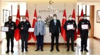 Yaşlı kadını sırtında taşıyan fedakar polislere başarı belgesi