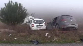 BALIKESİR - Sisin etkili olduğu yoldaki zincirleme trafik kazasında 2 kişi yaralandı