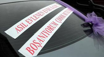 Son dakika haberleri... Boşanma davasına 'Boşanıyorum, çok mutluyum' yazılı aracıyla geldi