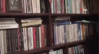 Emekli öğretmen, evini kütüphaneye çevirdi