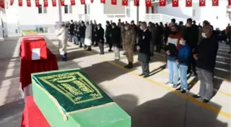 Kazada hayatını kaybeden uzman çavuş, eşi ve oğlu son yolculuğuna uğurlandı
