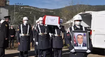 Son dakika haberleri | Kazada hayatını kaybeden uzman çavuş, eşi ve oğlu son yolculuğuna uğurlandı (2)
