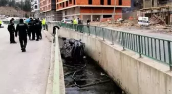 Su kanalına düşen otomobilin sürücüsü yaralandı