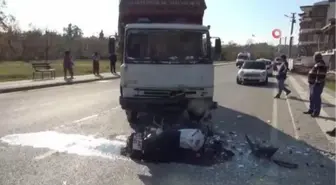 Çarpışmanın şiddetiyle kaskı parçalanan sürücü ağır yaralandı