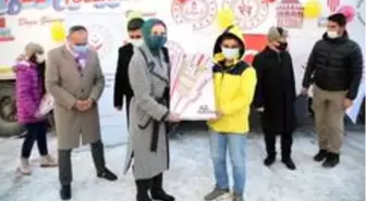 Pandemi nedeniyle evlerinden çıkamayan çocuklara hediyeler götüren 'Hediye Karavanı' Ağrı'da