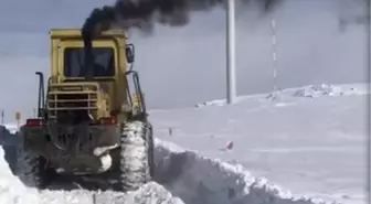 Bayburt'ta kardan kapanan RES yolu, 4 saatte açıldı