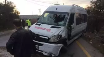 Devrilen servis minibüsünün şoförü yaralandı