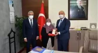 Merhum Kore gazisinin madalyası eşine verildi