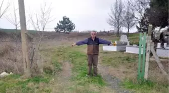 Mezarlığın demir kapıları ile muslukları yine çalındı