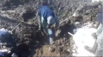 Tekman ESKİ ekibi soğuk havada mahallelinin yardımına yetişti