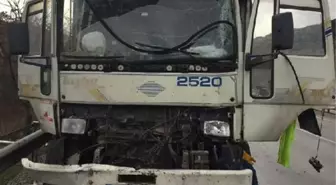 Son dakika haberi... TIR'a çarpan kamyonda sıkışan sürücüyü itfaiye ekibi kurtardı