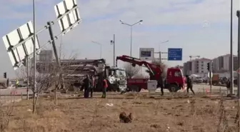 Beton pompa tırı otomobile çarptı: 4 yaralı (2)