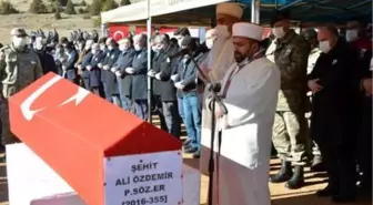 Çığ şehidi Özdemir'in cenaze namazını ağabeyi kıldırdı