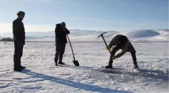 Çıldır Gölü'nde Eskimo usulü balık avı başladı