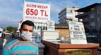 Pazarda 'hazır mezar' tezgahı açtı