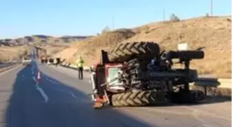 Römork traktörden ayrıldı, 25 metre sürüklendi: 3 kişi yaralandı