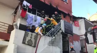 Alevlerin sardığı evde mahsur kalan 2 kardeşi itfaiye ekibi kurtardı