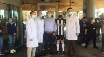 Beşiktaş'ın malzemecisi Erdal Erdem sağlık çalışanlarına çiçek takdim etti
