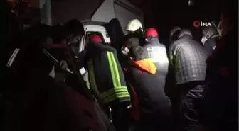 Boş yolda direğe çarptı, sıkıştığı yerden itfaiyenin çalışması ile çıkarıldı