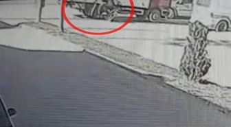 Son dakika haberleri... Bursa'da, motosikletin kamyonete çarptığı kaza kamerada