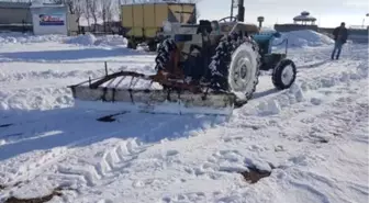 Kar nedeniyle atölyesine gidemedi, küreme aracı yaptı