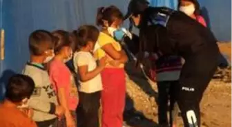 Son dakika haberi... Polis çadırda yaşayan çocukları sevindirdi