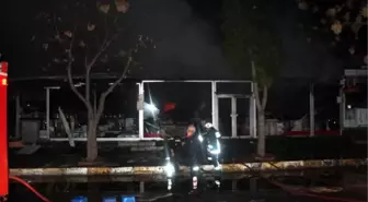 Manavgat'ta halı dükkanı alev alev yandı 4 itfaiye eri ve iş yeri sahibi dumandan etkilendi (YENİDEN)