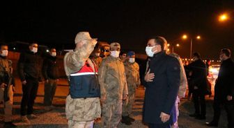 Son dakika: Vali Ziya Polat, uygulama noktasında görev yapan jandarma ekiplerini ziyaret ederek yeni yıllarını kutladı