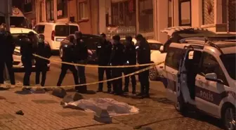 Üsküdar'da yalnız yaşayan genç evinin önünde ölü bulundu