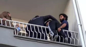7. kata çıkan genci, polis ve arkadaşı kolundan çekip kurtardı