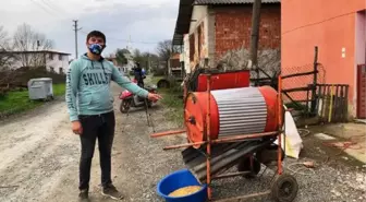 Hurda malzemelerden mısır taneleme makinesi yaptı