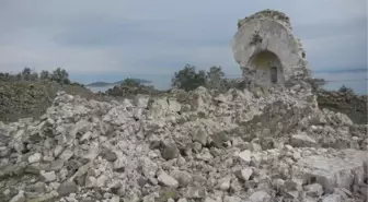 250 yıllık manastır şapeli defineci kazıları nedeniyle yıkıldı