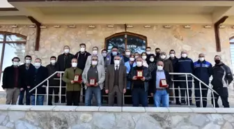 Başkan Bozkurt'tan emekli olan personellere plaket