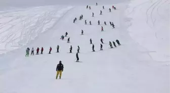 Hakkari'deki kayak merkezinde sporcular antrenman yapıyor