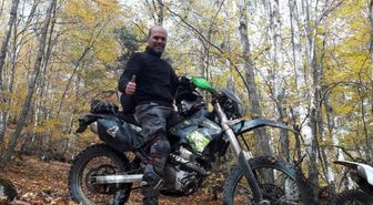 Motosikletle yarıştığı yılkı atlarının öldürülmesine tepki gösterdi