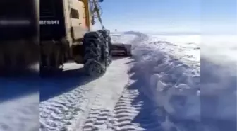 Cenaze defni için kardan kapalı yol açıldı