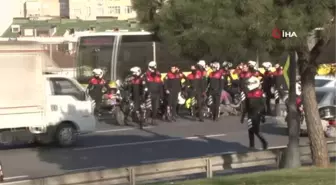 Son dakika haber: (İSTANBUL - Özel) E-5 Karayolu'nda kaza geçiren motosikletli polisin yardımına meslektaşları koştu