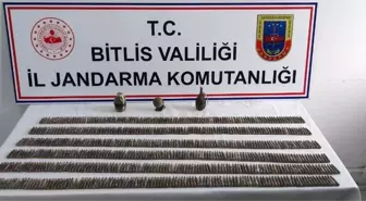 2 sığınak içerisinde 3 el bombası ile çok sayıda kaleşnikof fişeği ele geçirildi