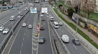 (Havadan fotoğrafla) Avrasya Tüneli yoluna geri girerek kaçıyor, trafiği tehlikeye düşürüyorlar