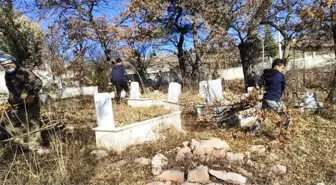 Köy mezarlığının temizliğini gönüllüler yaptı