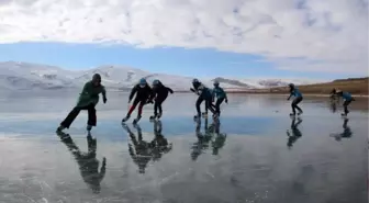 Buz tutan Çıldır Gölü'nde sürat pateni antrenmanı