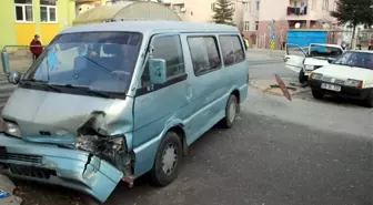 Hafif ticari araç otomobile çarptı: 2 yaralı