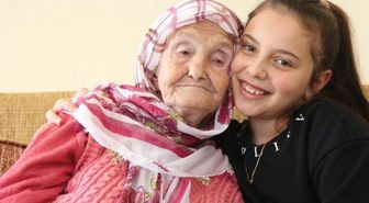 Koronavirüsü yenen 105 yaşındaki Emine Nine'den uyarı