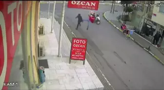 Kuyumcuya sahte altın veren şahsa motokuryeden uçan tekme kamerada