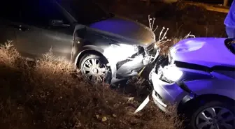 Uyuşturucu maddeleri yola atıp polis aracına çarparak kaçmaya çalıştılar